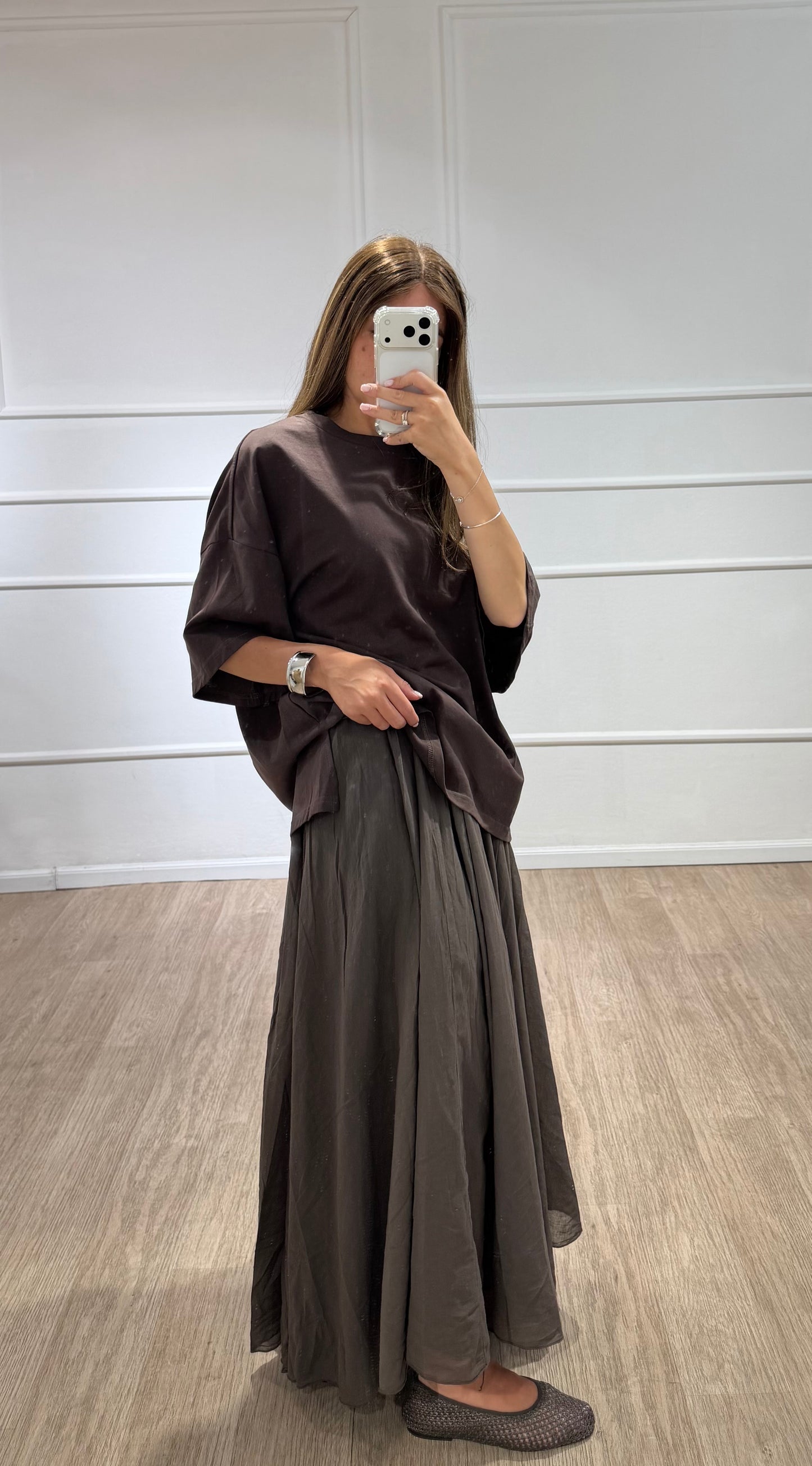 חצאית מתרחבת עם חגורה חומה