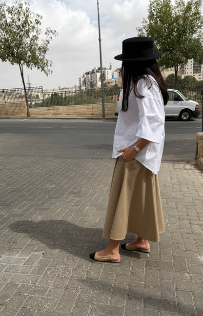 חולצה עם צווארון פתוח לבנה