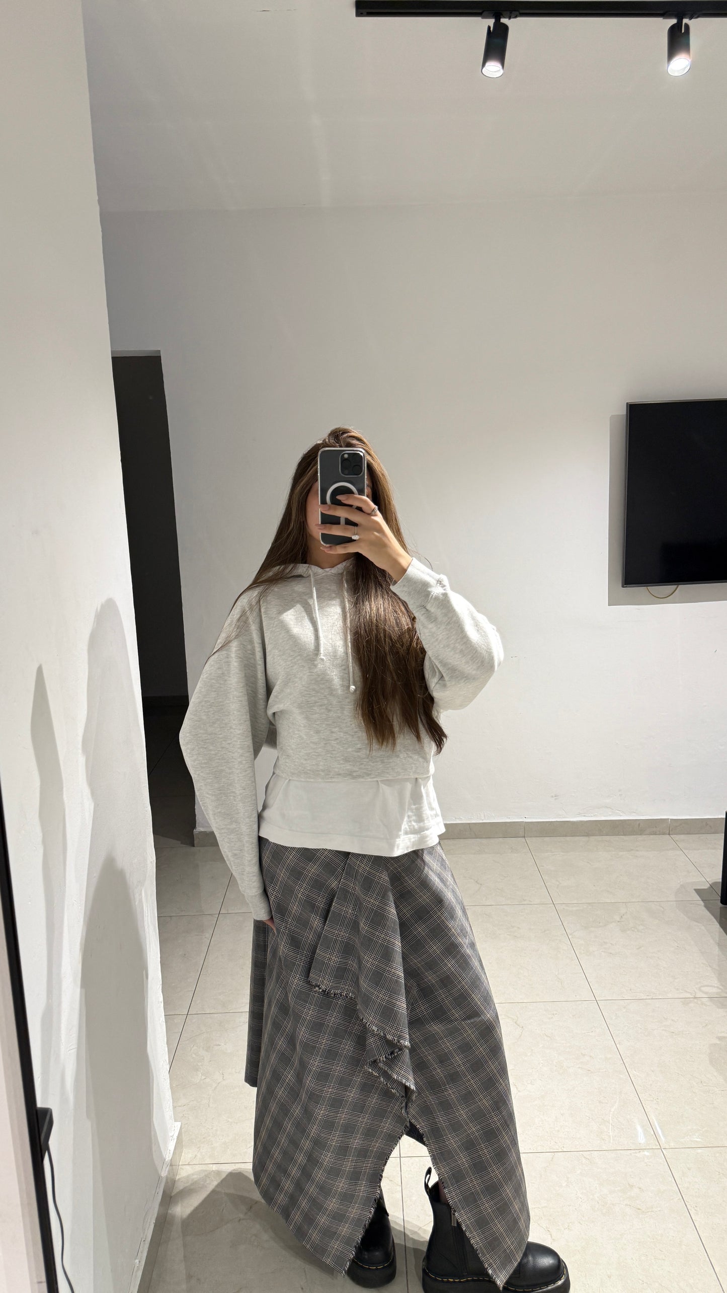 חצאית אי סימטרית משובצת אפורה