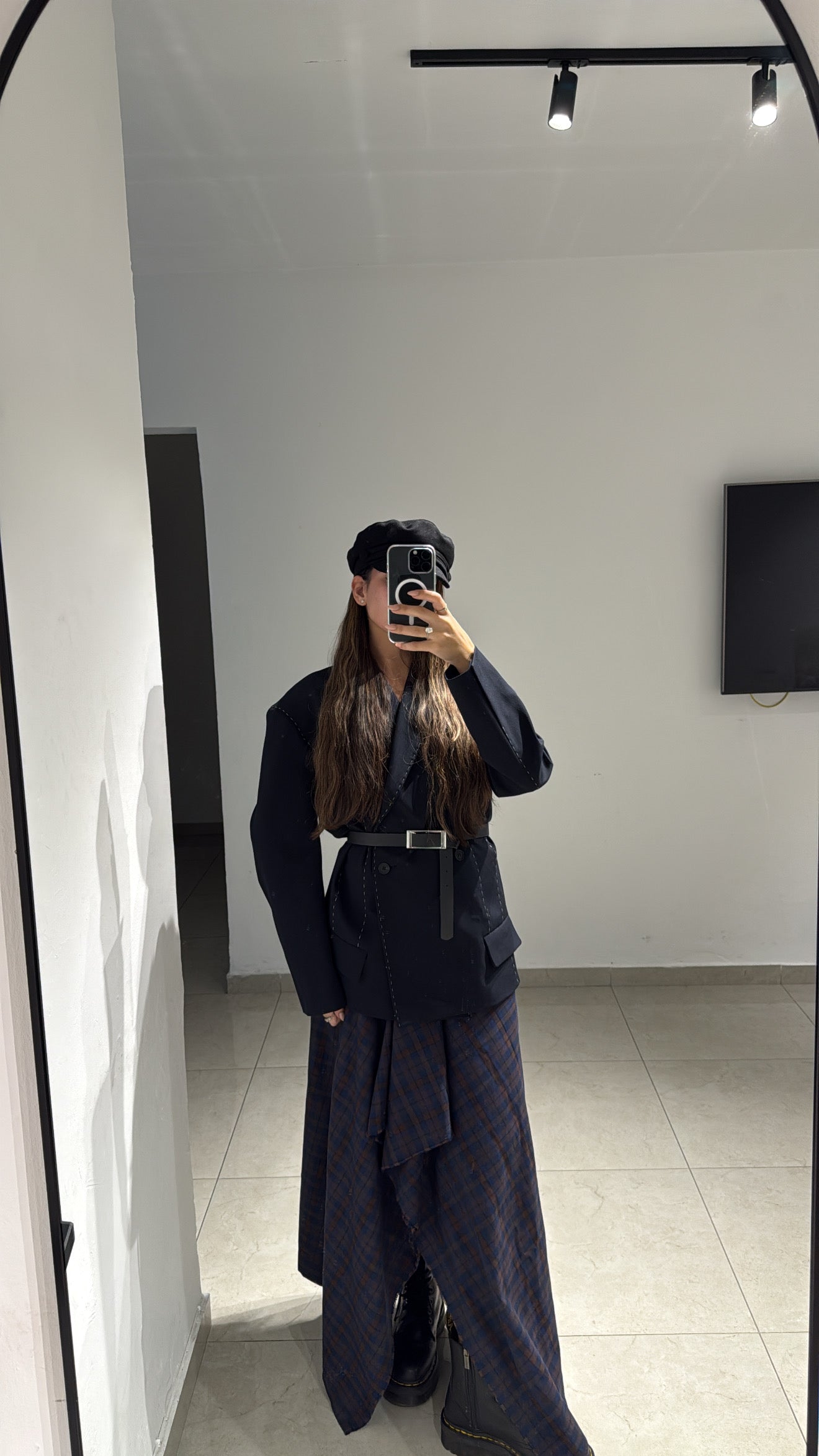 חצאית אי סימטרית משובצת כחולה