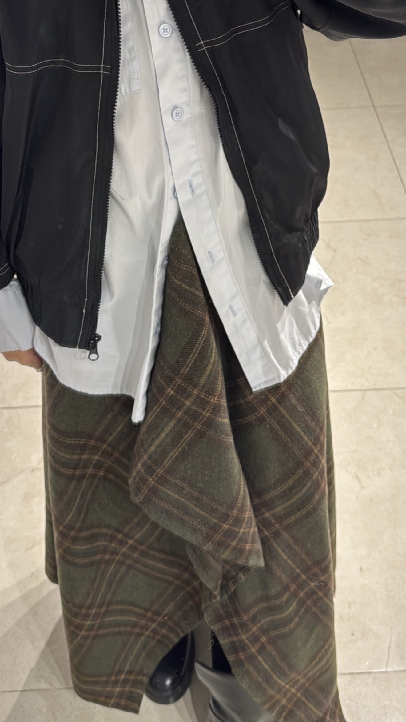 חצאית אי סימטרית משובצת זית 100% צמר