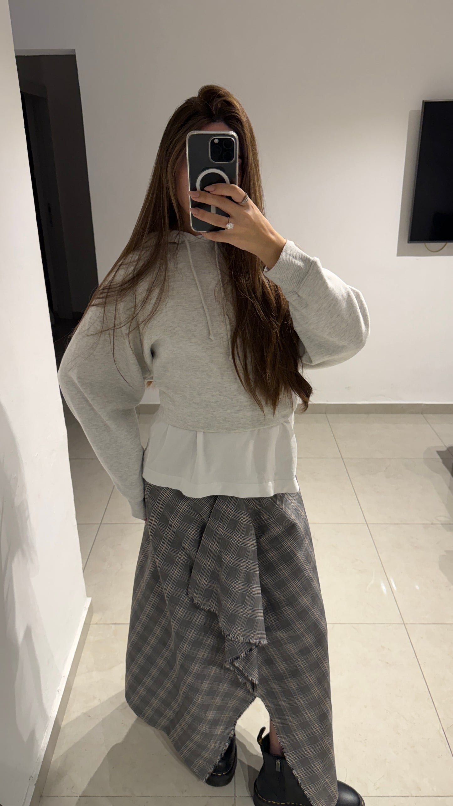 חצאית אי סימטרית משובצת אפורה